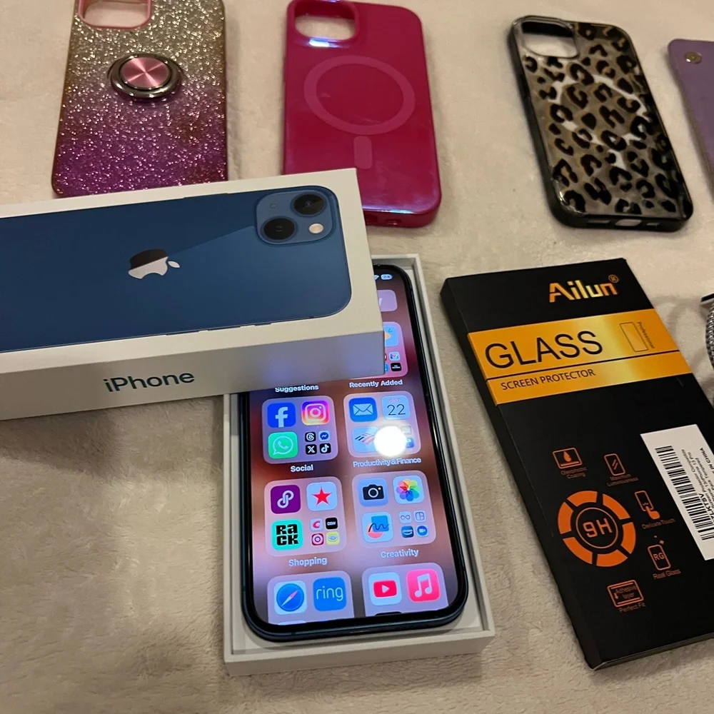 Apple iPhone 13 unlocked ,128 GB blue 89% battery health and free cases